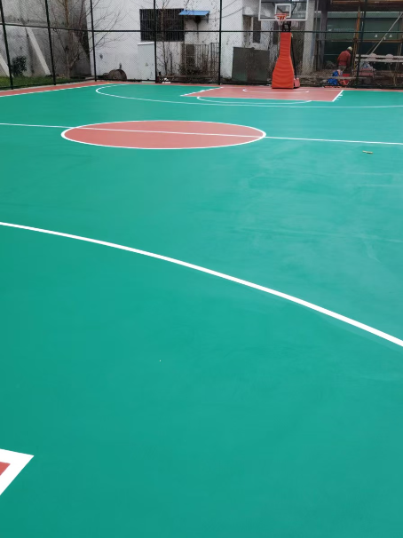 涧西 球场长期使用易出现地面开裂